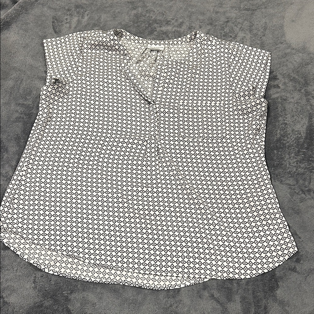Liz Claiborne Black & White Short-Sleeve V-Neck Printed Blouse